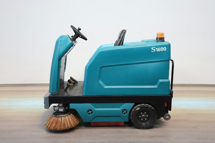 Ride-on floor cleaning machine